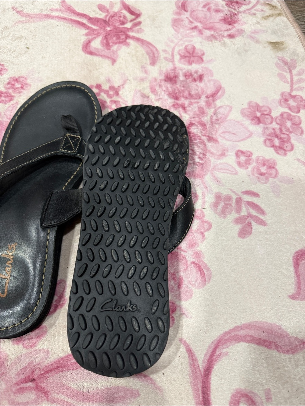 Clarks Black Leather Thong Sandals with Contrast Stitching - Picture 2 of 2